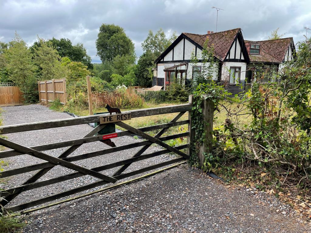 Lot: 85 - BUNGALOW WITH PLANNING PERMISSION FOR TWO DETACHED HOUSES - 